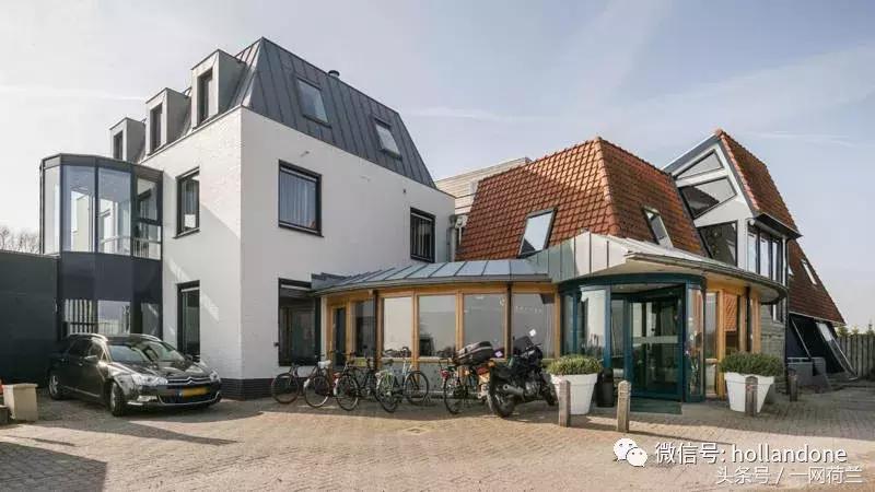 荷兰桑拿浴室更衣室被*拍偷**，大量裸体视频流出