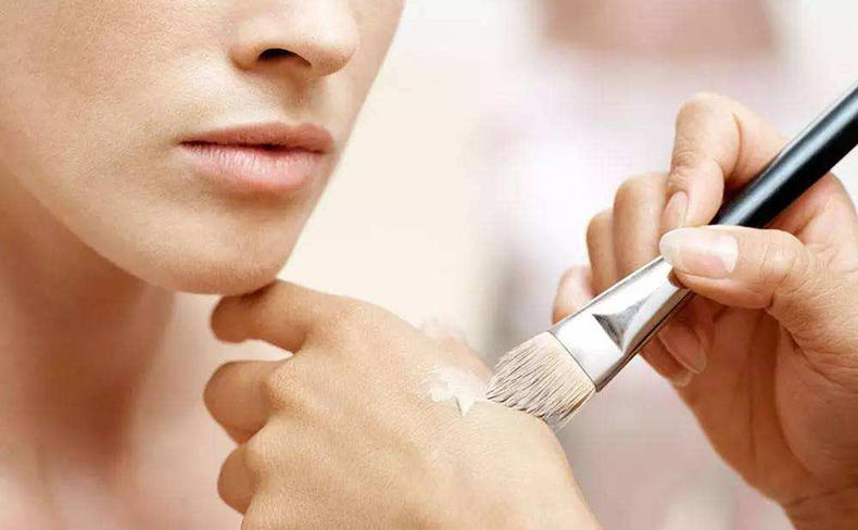 什么粉底秋冬不卡粉,不管用什么粉底都卡粉起皮