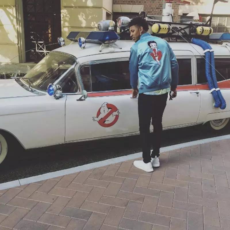 白色NMD、AJ简直防不胜防！看看Icon们夏天爱穿的小白鞋