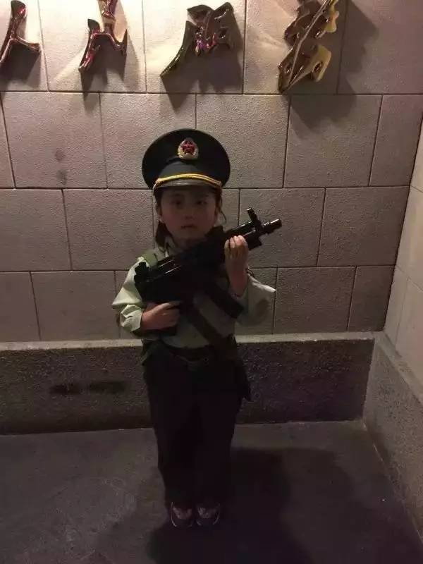 据说小时候都会有一张照片，让你紧张得尿了