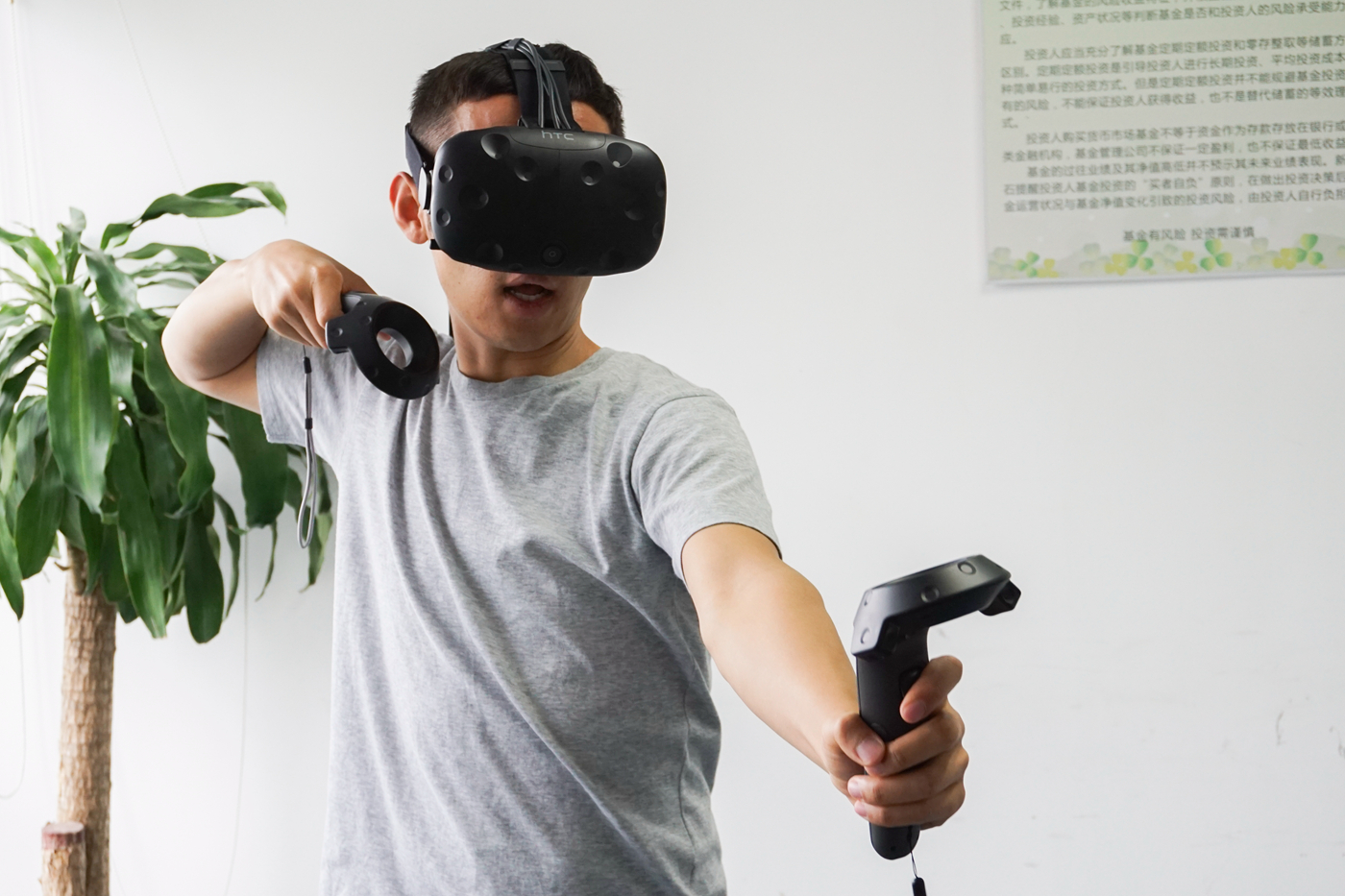 VR领域的标杆、传说中的HTCvive，体验起来到底如何？