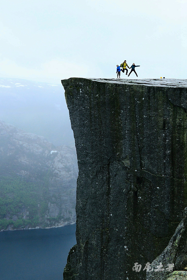 你敢站在悬崖边拍视频吗,你敢站在房顶边缘吗