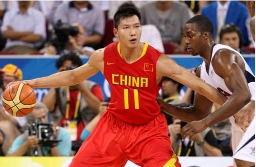 他是男篮核心却被批软蛋，耍大牌险自毁前程，娶超模娇妻家庭幸福