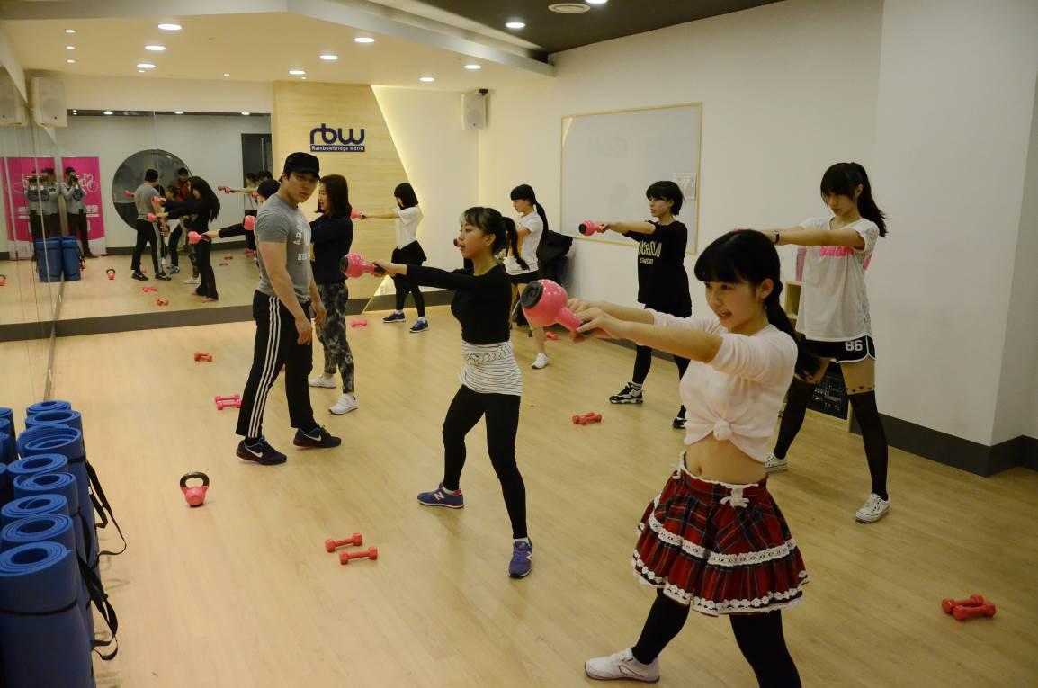 365天真人直播养成的女团吃不了苦就不要来！