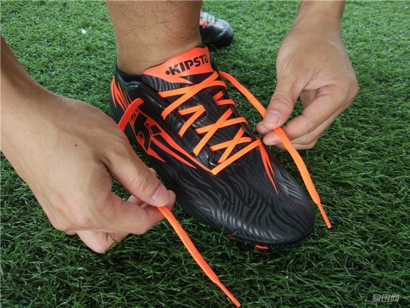 迪卡侬agility500mg足球鞋,开箱白红色的迪卡侬足球鞋