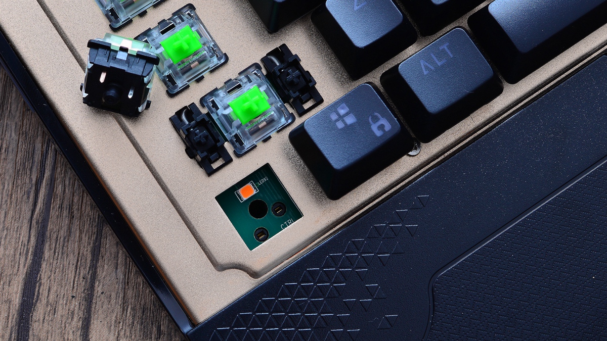 可换轴机械键盘走向2.0时代，E元素三防机械键盘对比拆解