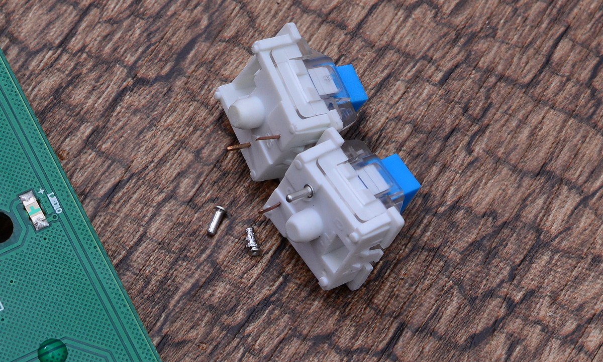 可换轴机械键盘走向2.0时代，E元素三防机械键盘对比拆解