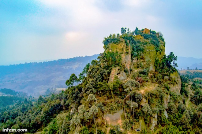 穹窿地貌，古寨凄美