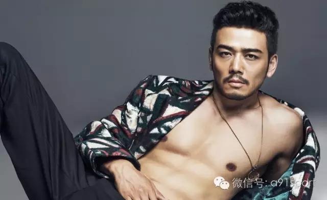 看这群男人是如何把xiong撑大的！