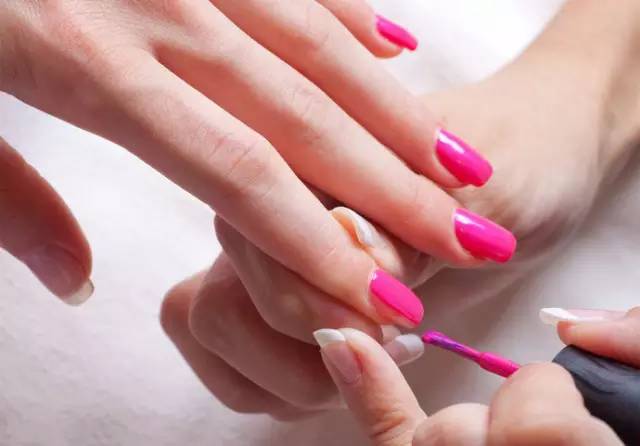 美甲没几天出现脱落起边？甲油胶总照不干？戳我