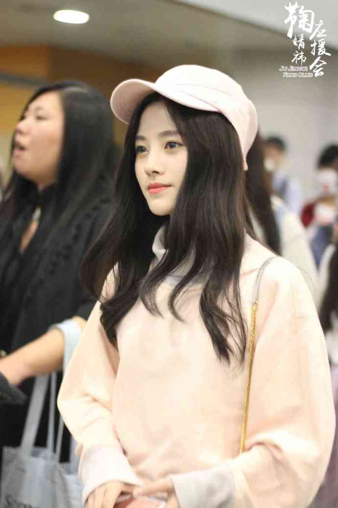 鞠婧祎上过几次微博热搜,鞠婧祎淡妆接受采访上热搜