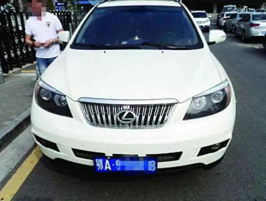 小伙将黄海旗胜改成奔驰ML，骗得好几个姑娘财色尽失！