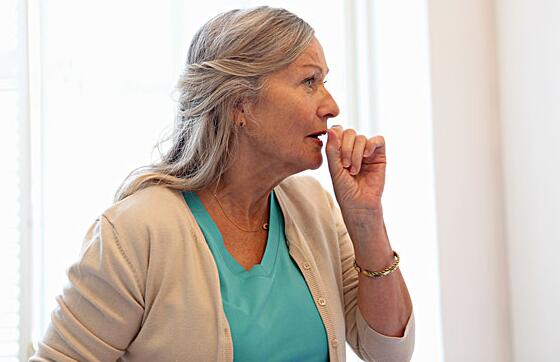 老人咳嗽跟脑梗有联系吗,长期咳嗽是不是脑梗