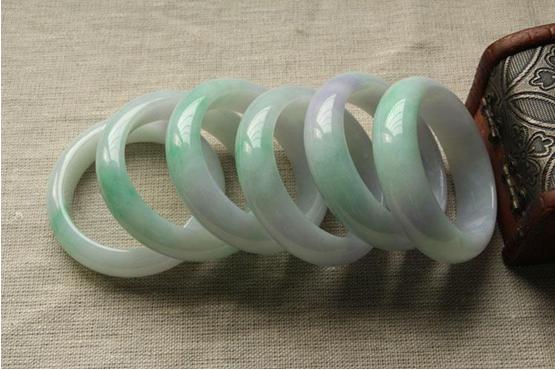 不知翡翠“一手走”？那你便是外行人