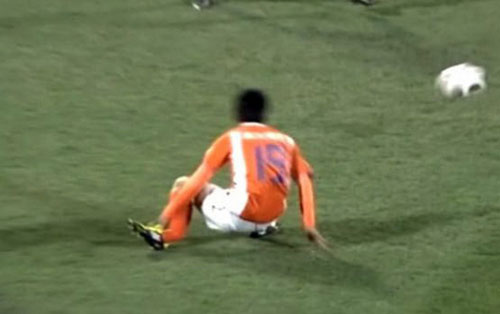 张弛足球比赛中最严重的受伤,足坛受伤感人瞬间