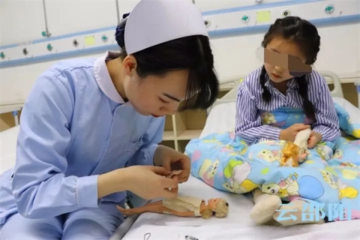 为逗患儿开心，邵阳90后护士秒变“服装设计师”