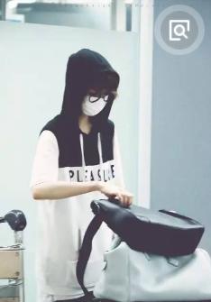 张翰分手后第一次现身机场,张翰过海关完整视频