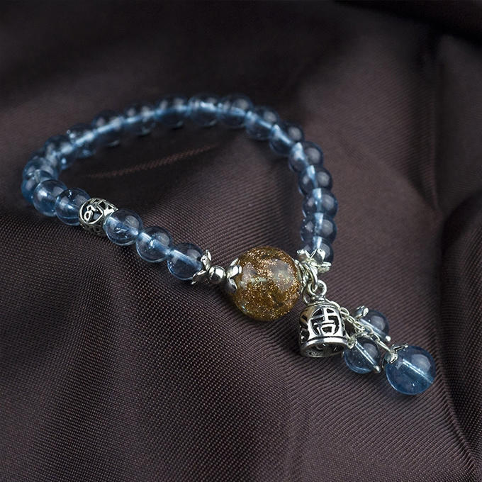 举手投足间的气质无人可及,举手投足呈现一个人的气质与涵养