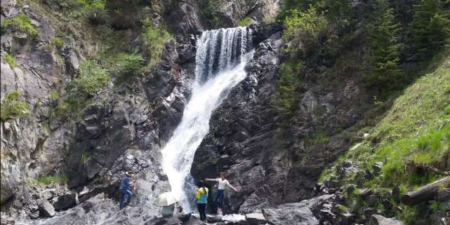 一景一日能观四季：天山“瑶池”是怎样的美轮美奂