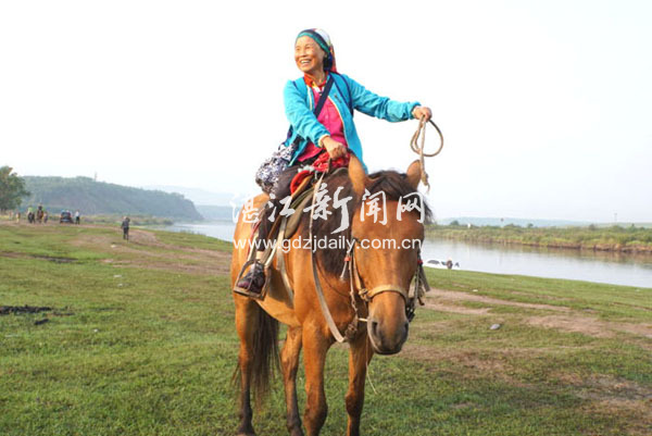 7旬嫲嫲自助游说走就走背包经历迷倒8090后