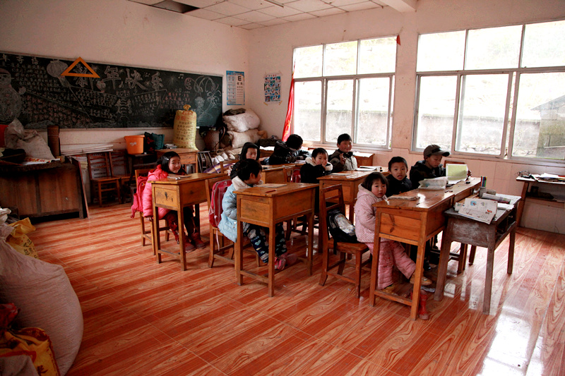 山巅教学点：一对父子60载坚守