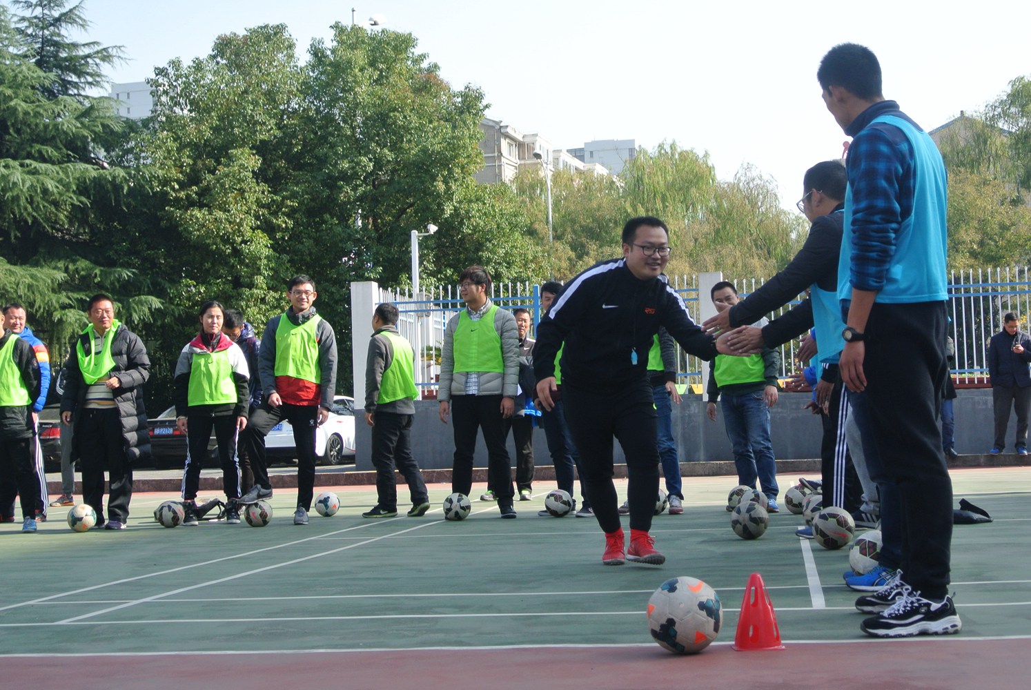 上好一节体育课分为几个步骤,高中第一节足球课该怎么上