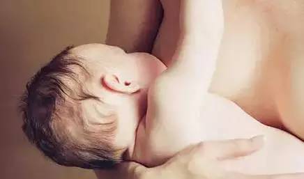 平胸妈妈喂奶有影响吗,平胸母乳是不是少