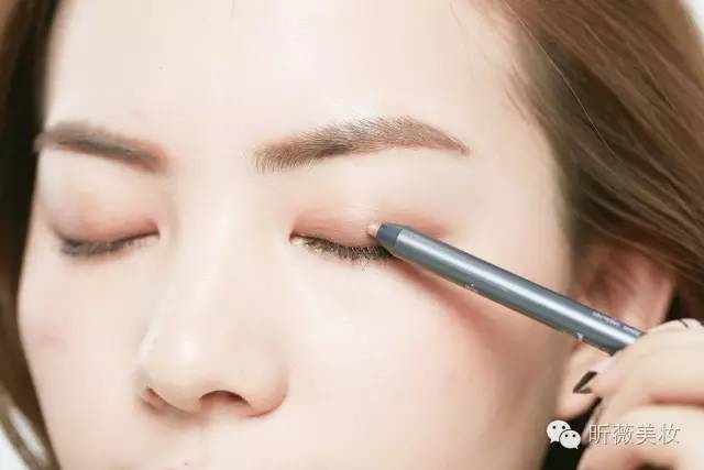 裸色系眼影棒,一盘眼影可以搞定全脸妆容推荐