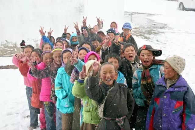 他有无数的旅行故事，还在拉萨开了家书店，收藏了上万部文艺电影