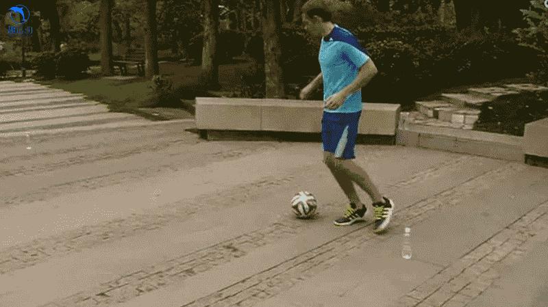 足球拉球过人技巧,背后运球转身过人教学