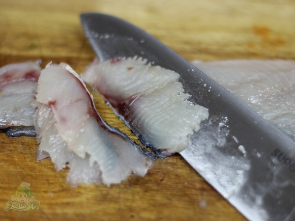 生鱼切鱼片的正确方法和技巧,怎么处理鱼片才嫩滑