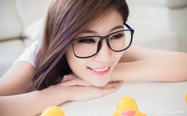 脸上皮肤过敏红肿痒连眼睛都肿了,脸上皮肤过敏泛红发痒是怎么回事