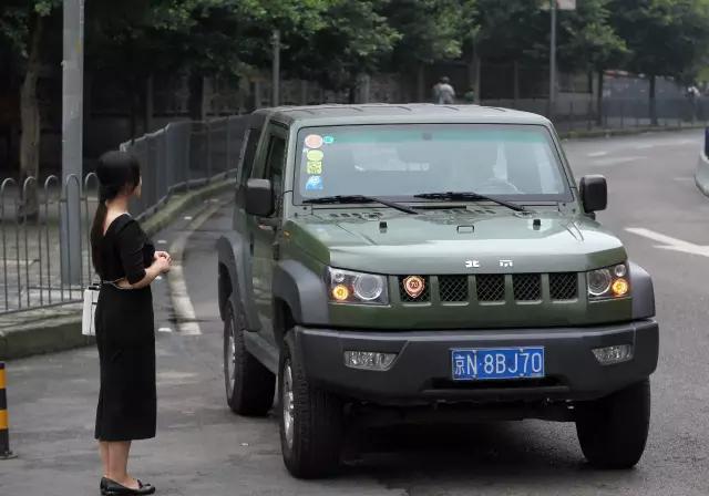 神州专车9·3阅兵车开到重庆，不少市民上车体验