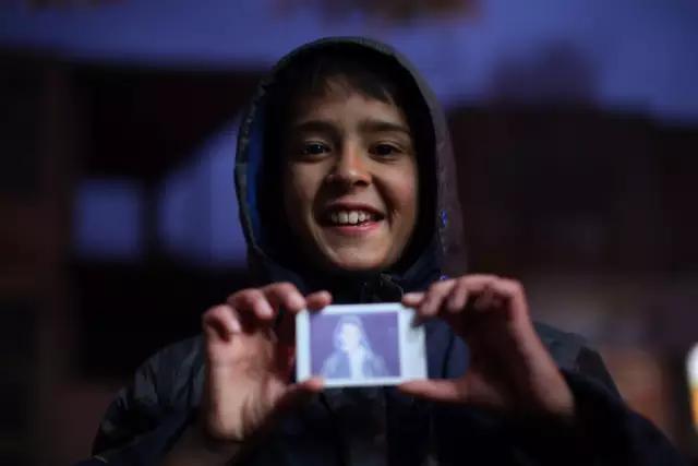 他有无数的旅行故事，还在拉萨开了家书店，收藏了上万部文艺电影