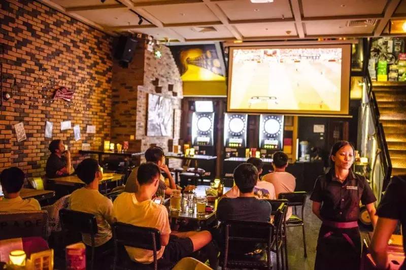 寻找广州至HIT看球BAR｜酒吧太吵，清吧太淡，这里刚刚好