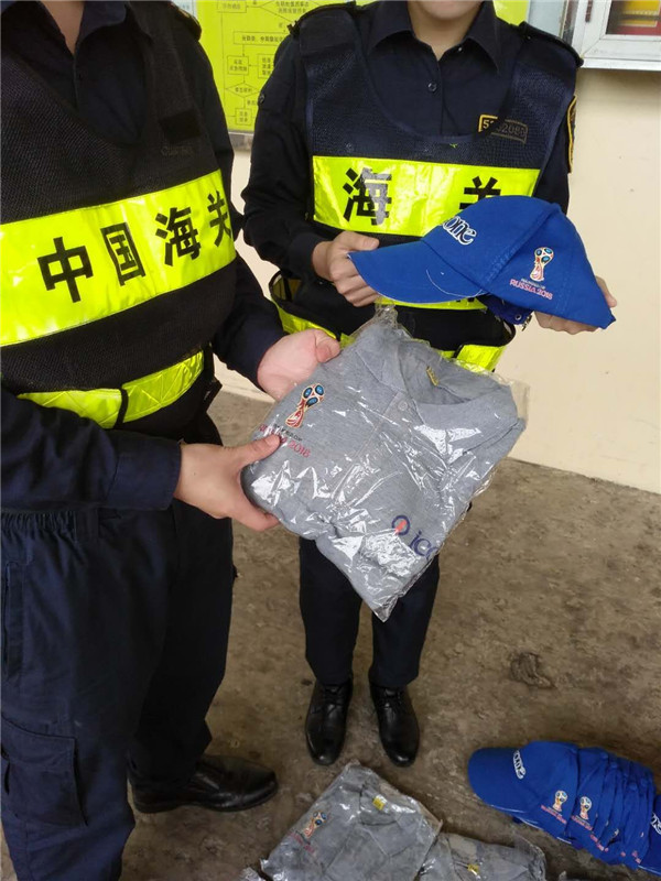 海关检获世界杯冒牌球衣,深圳海关查获假冒货