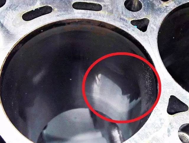 机油漏光开了一两公里有事吗,机油漏光了还开了10公里