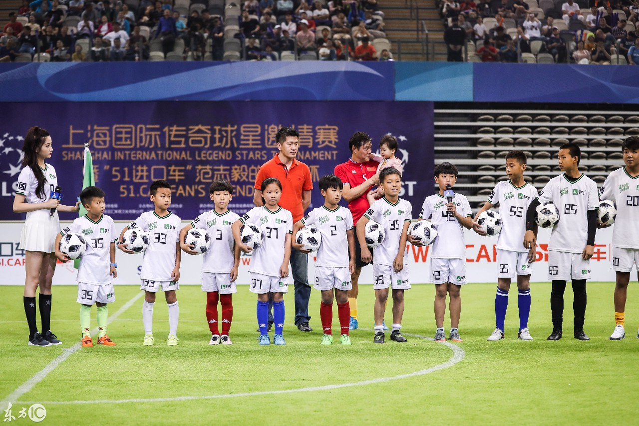 关晓彤足球宝贝助力世界杯,关晓彤踢足球照