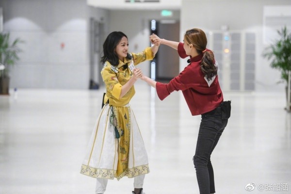 angelababy和张韶涵早期照片,张韶涵angelababy奔跑吧撕名牌