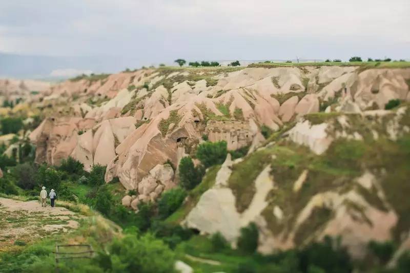 人在路上该怎么走,人在吃饭的时候应该怎么吃