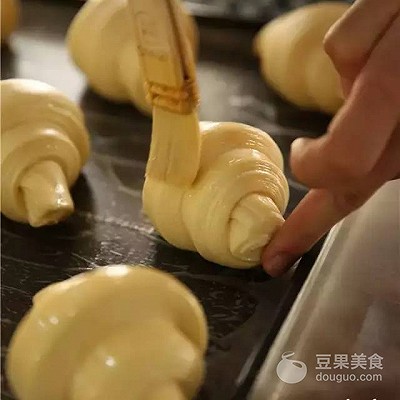 法国羊角面包制作方法,法式羊角面包的做法窍门