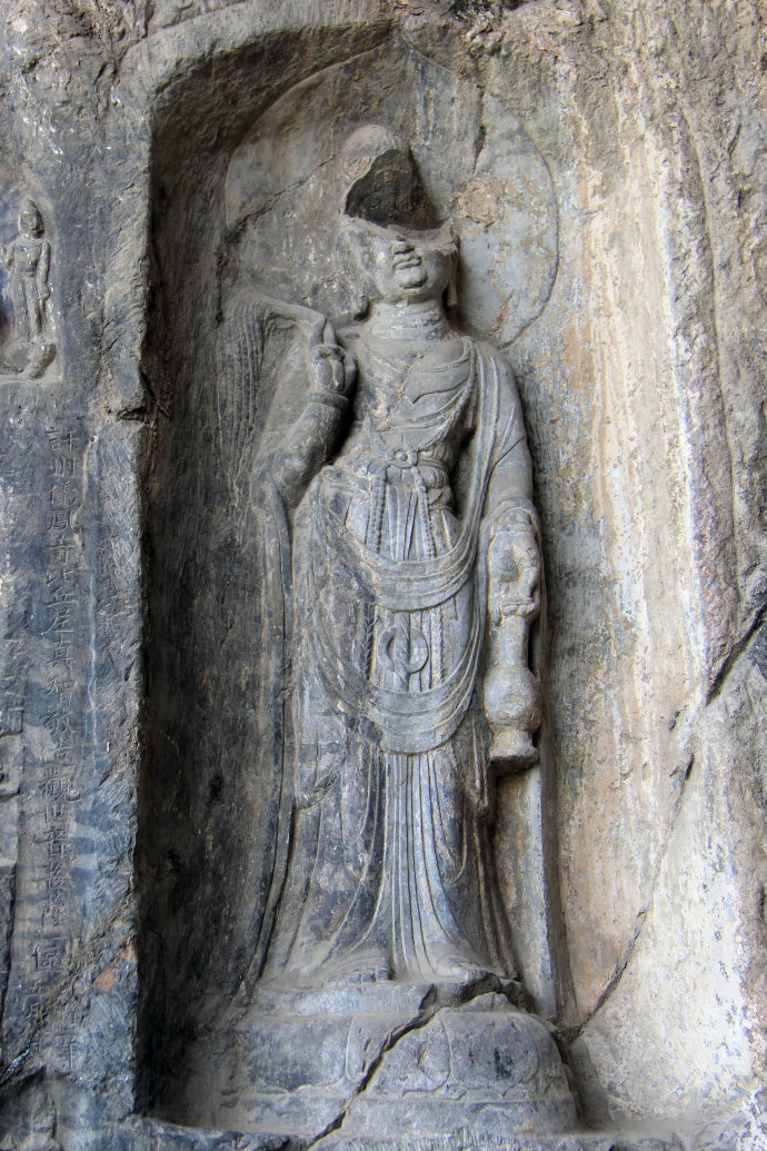 典型的净土宗“西方三圣”造像石窟。