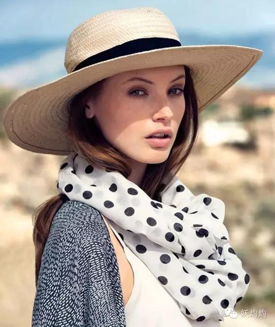 英国皇室帽子设计,英国皇室西装设计师