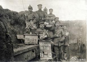 战争两国士兵相遇,战争中互相握手踢球