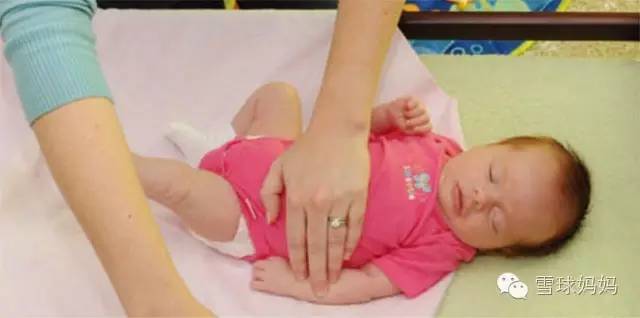 给宝宝裹起来的正确方式,给宝宝裹包被的方法
