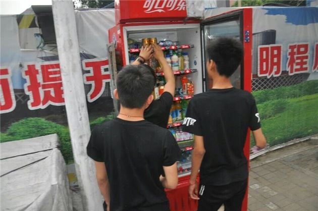 三初中生嫌考试压力大偷饮料，被抓后发现随身携带震动棒和安全套