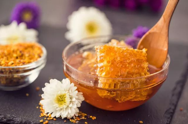 蜂蜜会结晶吗怎么识别真假蜂蜜,怎样辨别蜂蜜的真假及品质