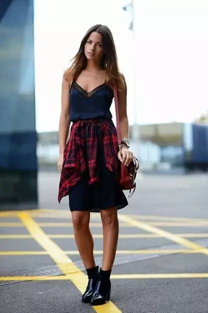 夏天当然少不了一件吊带裙,夏天需要一条温柔的吊带裙