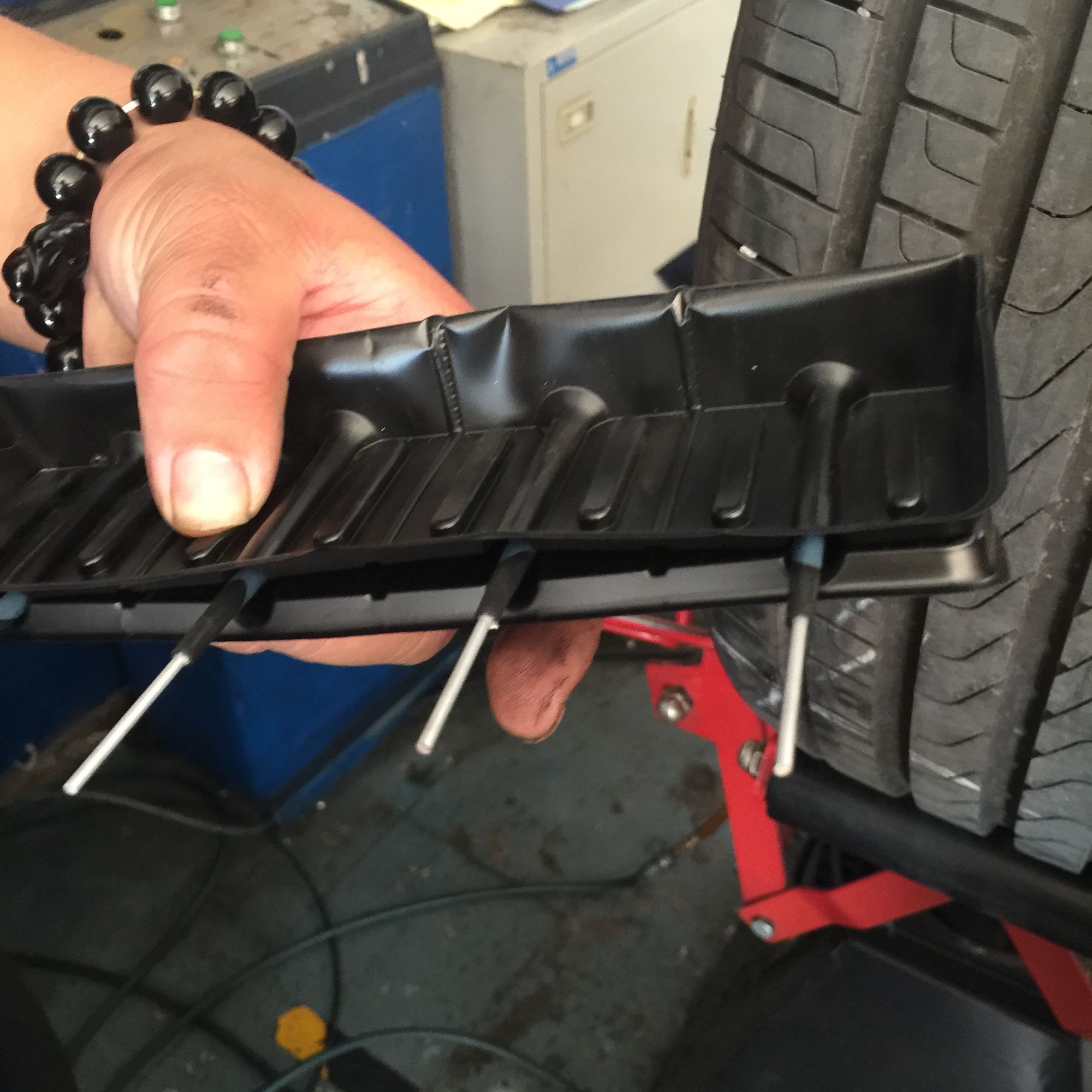 倒霉轮胎扎钉子,倒霉汽车轮胎被扎