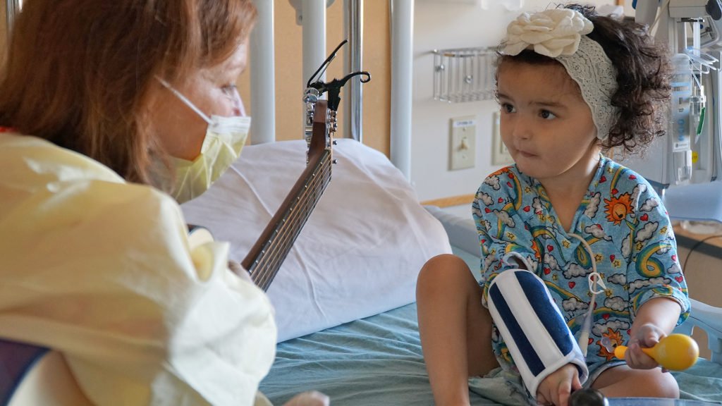 在美国最好的儿童医院，音乐治疗师用乐器给小天使们疗伤